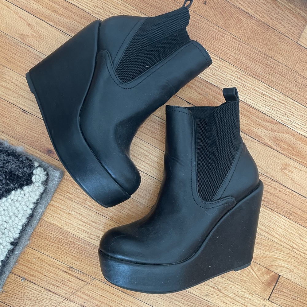 COPY - Classy goth platform bootie